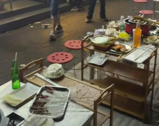 多人街边用餐遭楼上住户泼液体 涉事者因扰民泄愤