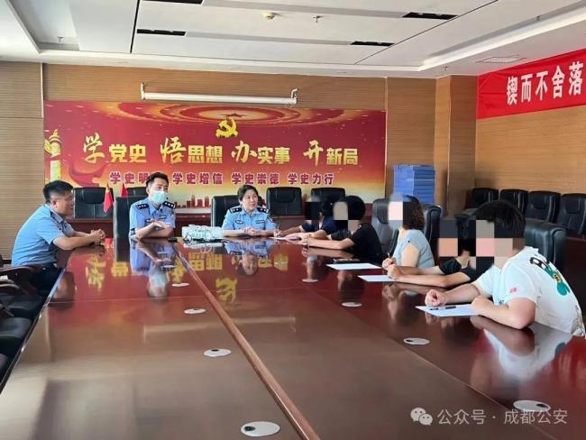4名未成年将共享单车改造成VIP座椅 危险骑行引关注