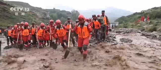美团驰援甘肃榆中受灾地区 武警紧急救援