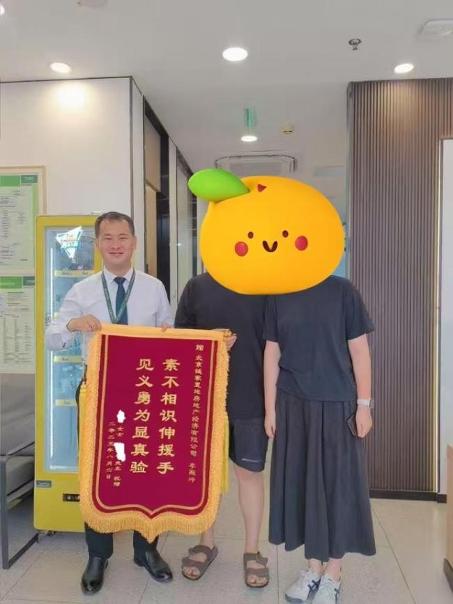 醉汉骚扰女子小伙挺身而出