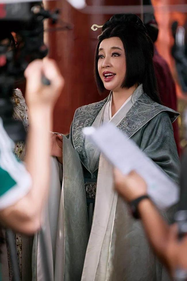 74岁刘晓庆的生命力 独立大女主的坚持与挑战