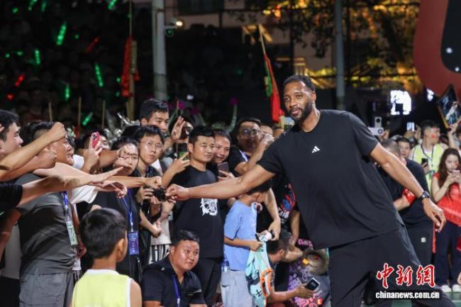 前NBA著名球星麦迪现身村BA