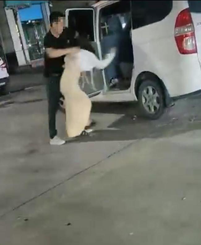 女子被打后遭推進面包車?警方回應 父女沖突引熱議