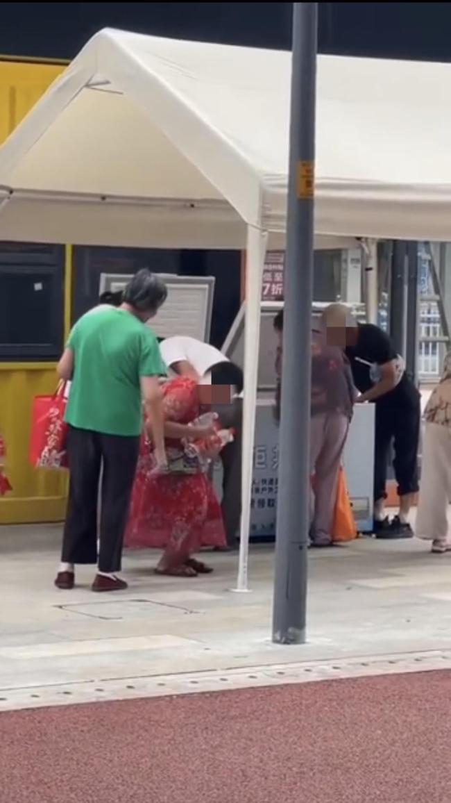 重庆一爱心冰柜遭哄抢