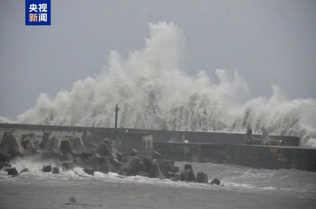 台风杨柳来袭 台湾多趟列车停驶 兰屿遭遇强风暴雨