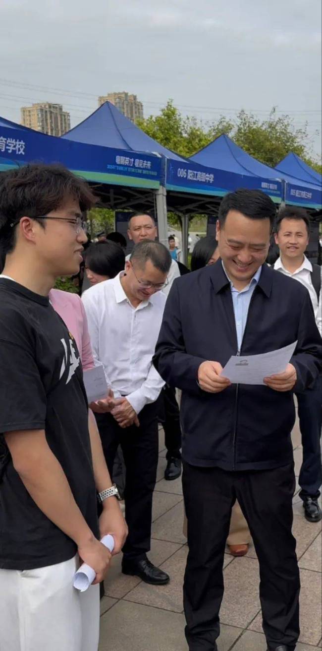 向市长递简历大学生考上三支一扶 勇气与努力的见证