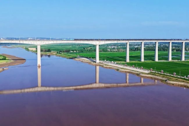 每一張都是壁紙！看火車行駛在草原“畫廊”