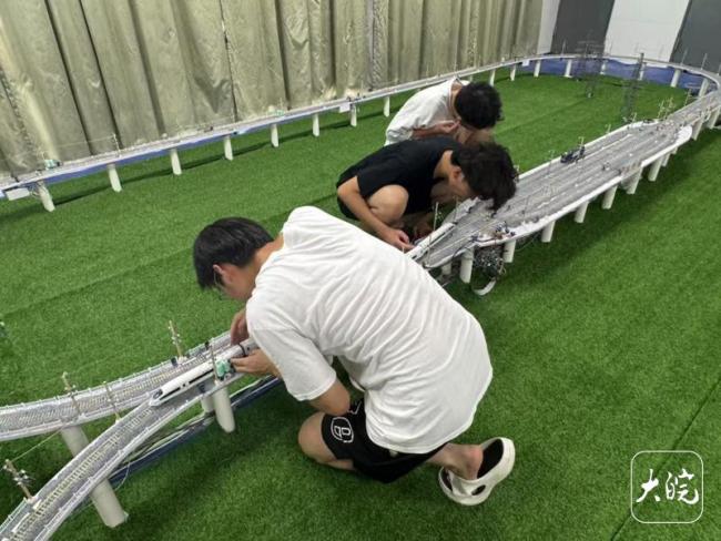 学子和团队耗时3个多月造出微缩高铁 梦想照进现实
