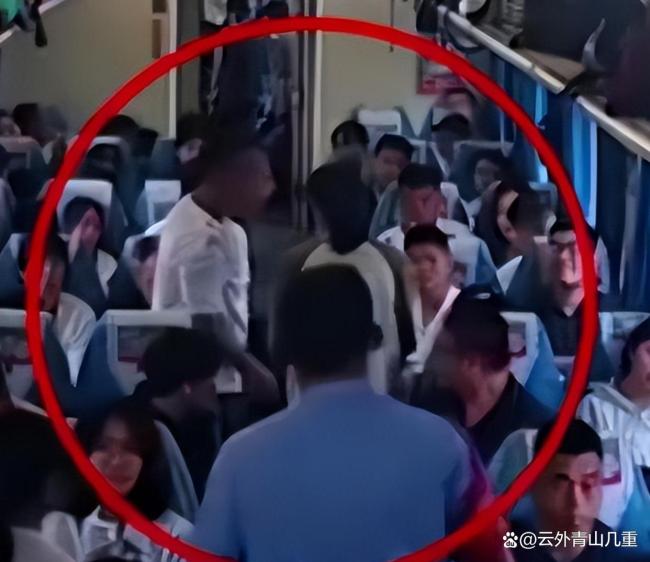 媒体评女子列车霸座被拘留 无座票霸座引众怒