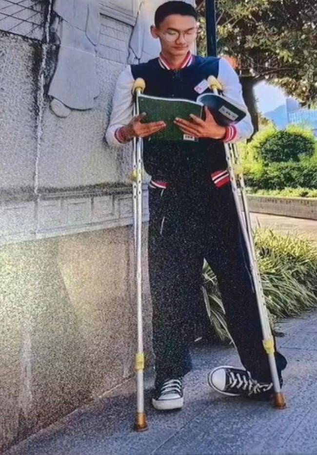 录取书送达时拄拐少年已离世 梦想之光照亮他人