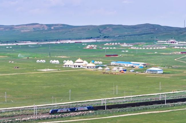每一張都是壁紙！看火車行駛在草原“畫廊”