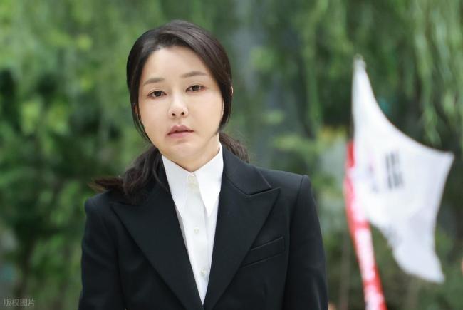 从第一夫人到4398，金建希到底犯了什么罪，究竟涉案几何