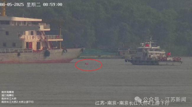 男子野泳10余艘船舶被迫转向！