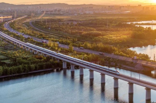 每一張都是壁紙！看火車行駛在草原“畫廊”