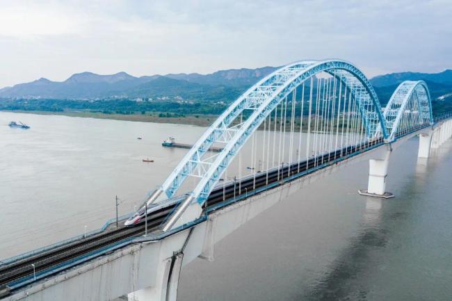 高鐵列車過長江，要用幾分鐘？