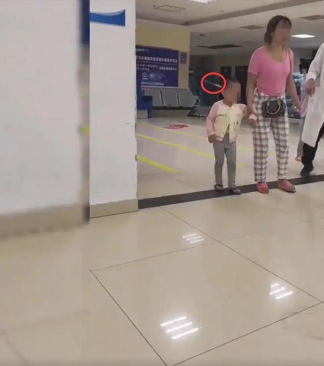 卫健局回应3岁女童头插水果刀就诊