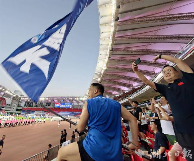 “汉超”开踢 揭幕战吸引4.6万人观赛 江城足球狂欢启动