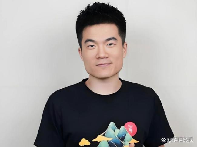 董宇辉在哈尔滨吃铁锅炖大鹅 团队凝聚力胜过顶级舞台