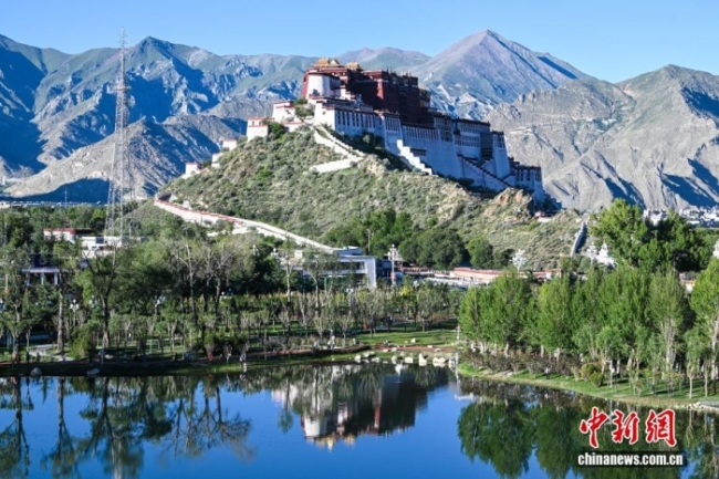 8月5日,随着西藏自治区成立60周年大庆临近,拉萨街头处处洋溢着喜庆氛围。市区主干道的路灯杆上,崭新的国旗与彩旗有序悬挂,鲜艳夺目。人行天桥完成升级改造,装饰板上国旗、石榴籽、牡丹花、浪潮、山川、连心结、雪山与哈达等元素相互交融,别具特色。工作人员正紧锣密鼓地布置花坛,五彩花卉将为城市增添斑斓色彩。此外,各大广场、公园也在装点,准备迎接八方来客。拉萨正以最美姿态,迎接这一重要时刻。图为从团结公园遥望布达拉宫。<a target='_blank' href='/'>中新社</a>记者 贡嘎来松 摄 8月5日,随着西藏自治区成立60周年大庆临近,拉萨街头处处洋溢着喜庆氛围。市区主干道的路灯杆上,崭新的国旗与彩旗有序悬挂,鲜艳夺目。人行天桥完成升级改造,装饰板上国旗、石榴籽、牡丹花、浪潮、山川、连心结、雪山与哈达等元素相互交融,别具特色。工作人员正紧锣密鼓地布置花坛,五彩花卉将为城市增添斑斓色彩。此外,各大广场、公园也在装点,准备迎接八方来客。拉萨正以最美姿态,迎接这一重要时刻。图为从团结公园遥望布达拉宫。<a target='_blank' href='/'>中新社</a>记者 贡嘎来松 摄