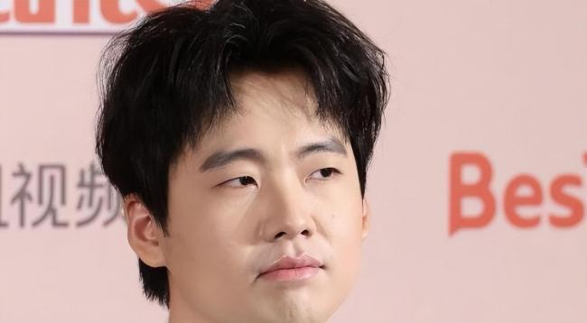 郭麒麟路演收到小徒弟献花 戏里戏外的拼劲