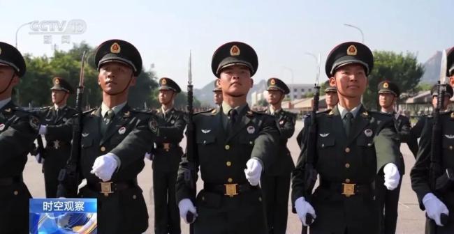 超近距离感受阅兵训练 科技助力精抠细训