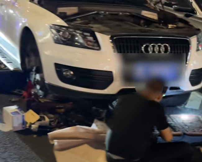 上海闹市区路口有人占用车道修车 引发网友热议