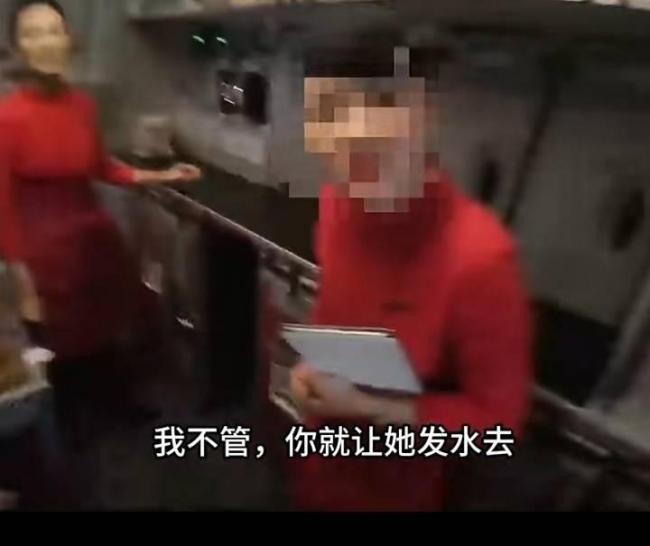 川航回应“乘客摆餐事件”