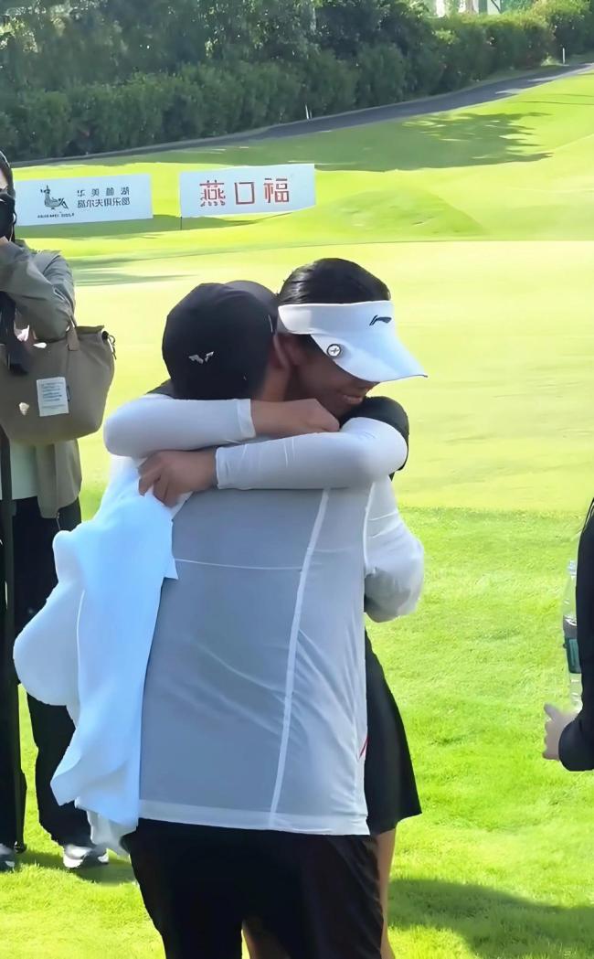 刘国梁女儿赢得高尔夫职业赛首冠 15岁创造历史