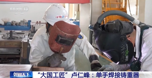 一輛坦克800多條焊縫 他一隻手焊出鐵甲洪流