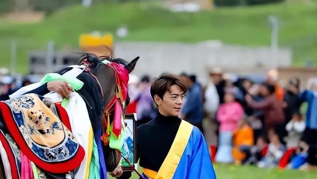 丁真被人打电话骂后回复：你满意了吗 面对谩骂，他选择种荷花