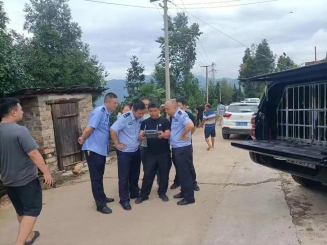2岁女孩在距家1公里山林石缝中找到 村民警民合力搜救成功