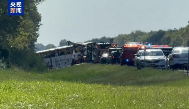 美国一旅游大巴翻车载有中国游客 事故致5死数十伤