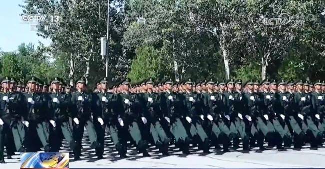 陆军方队将第一个劈枪走过天安门 展现新时代军魂