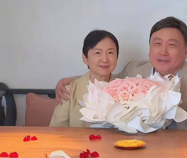 导演王晶给妻子庆生