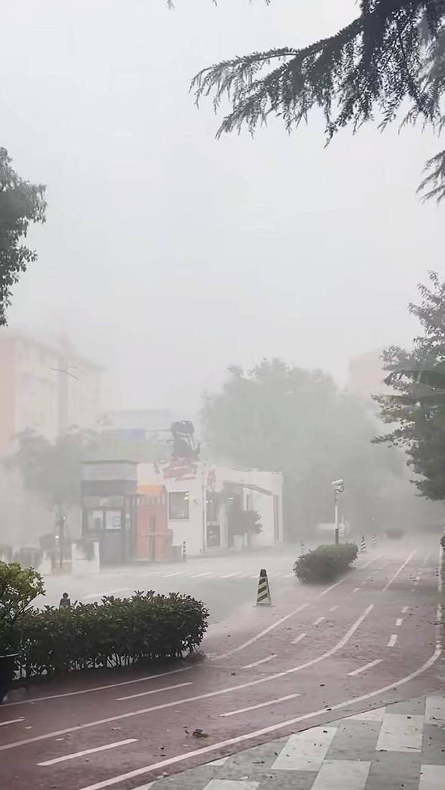 上海遭遇强对流局地半小时降温13℃