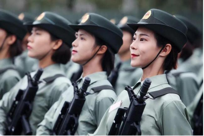 阅兵女教练说性别不是衡量能力的标尺 实力赢得尊重