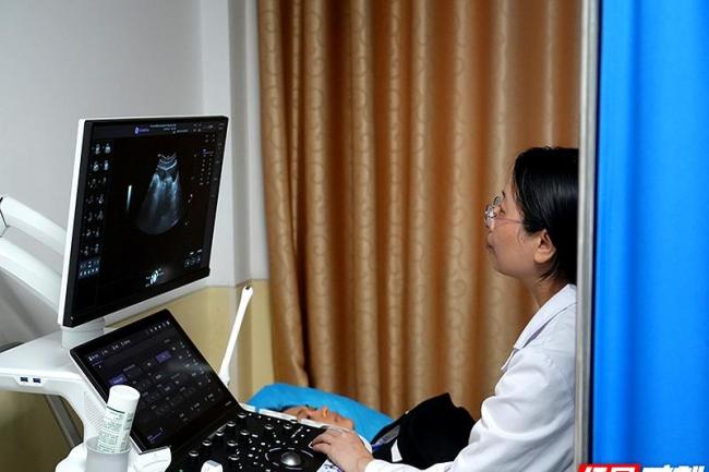 女兵征兵体检工作有序展开 梦想启航第一步