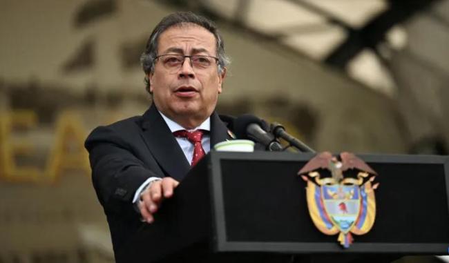 哥伦比亚总统下飞机防弹板全程遮挡 毒枭威胁下的高危出行