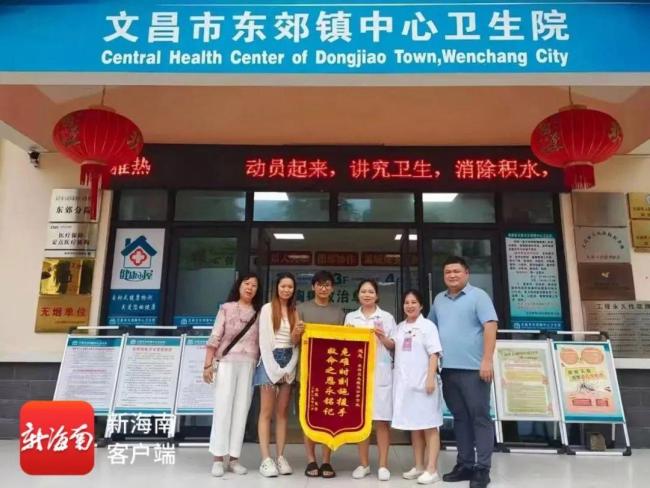 女子溺水游客进行心脏按压
