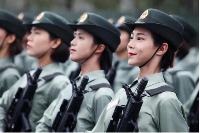 阅兵装备方队中唯一女教练员 铁律铸就荣耀