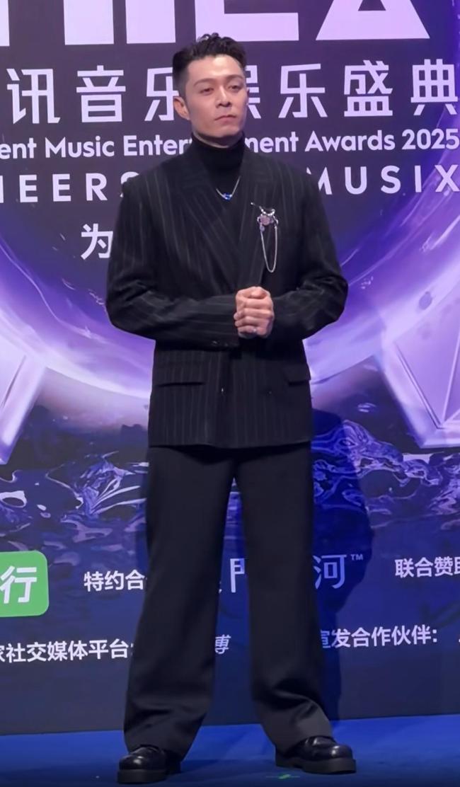 刘宇宁长靴比我腿长 音乐盛典造型抢镜