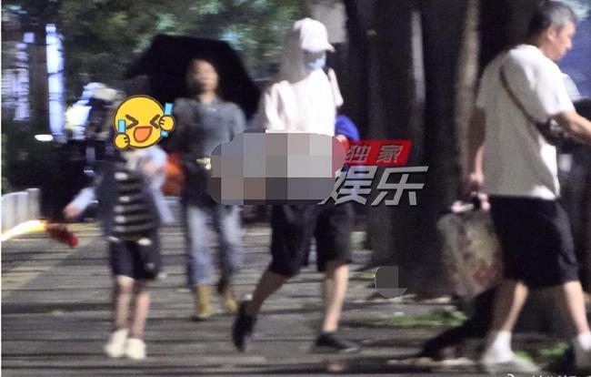 葛优自驾带儿子外出吃饭 温馨画面曝光