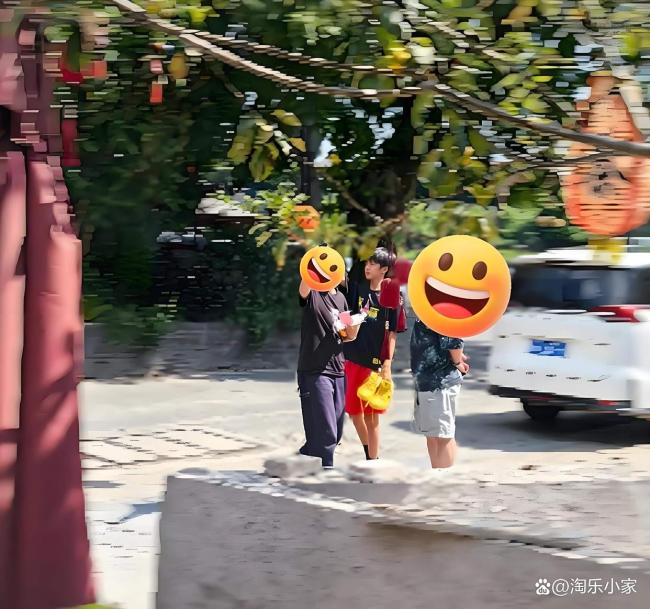 邓超父子杭州被偶遇 等等长腿抢镜