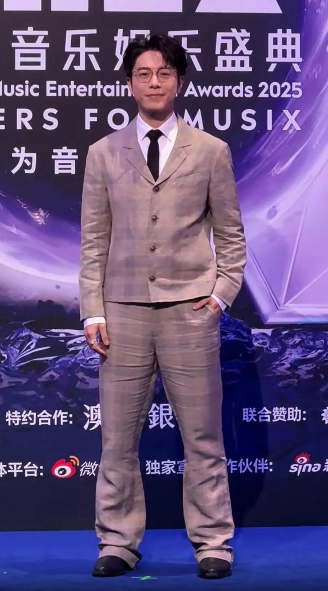 刘宇宁长靴比我腿长 音乐盛典造型抢镜