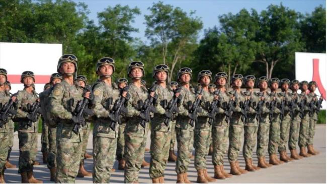 阅兵女教练说性别不是衡量能力的标尺 实力赢得尊重