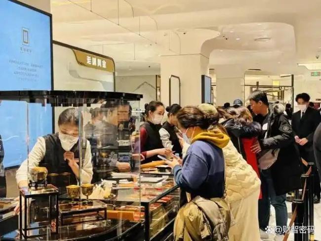 挤爆了！直击老铺黄金涨价前夕，“排队3小时进店” 疯狂抢购潮