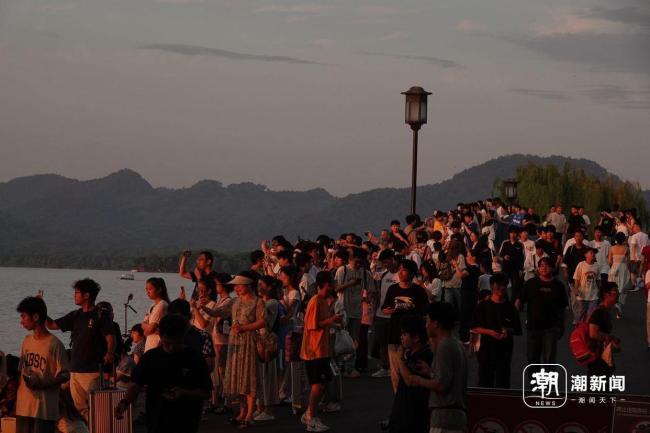 杭州西湖上空现绝美朝霞 游客纷纷驻足拍照
