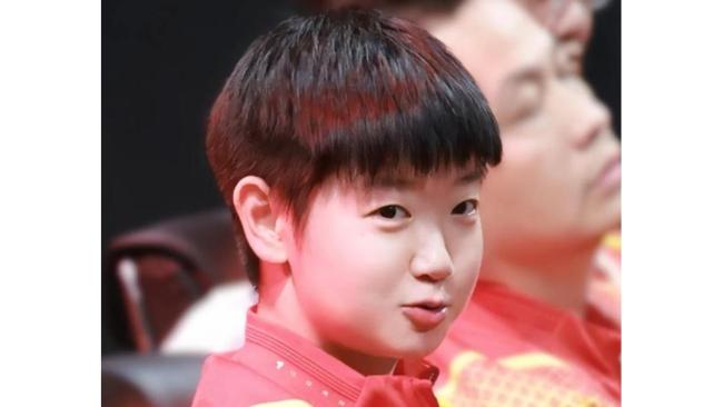 孙颖莎夺冠后送出签名乒乓球 温暖互动感动球迷