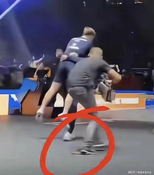 球拍被踩后安然无恙 莫雷加德捡起来亲吻