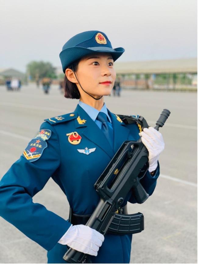 她是装备方队中唯一的女教头 英姿飒爽展风采